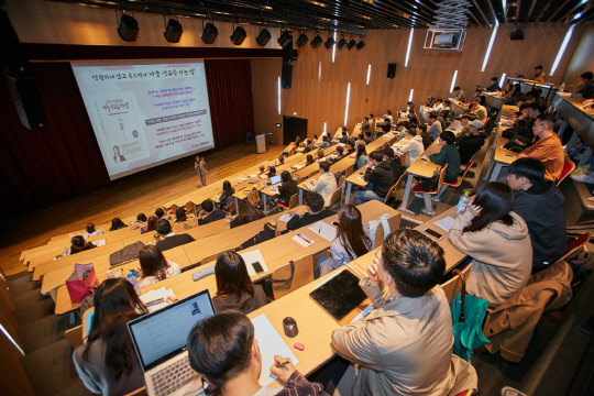 광운대학교(총장 유지상)가 지난 5일 학생들을 대상으로 폭력 예방 관련 특강 "위드유(with you)가 있어야 미투(me too)가 있다'를 가졌다고 밝혔다. 80주년기념관 대강당에서 열린 강의는 사전신청을 받아 진행됐다. 250여명의 학생들이 몰리면서 큰 호응을 받았다. 광운대 제공